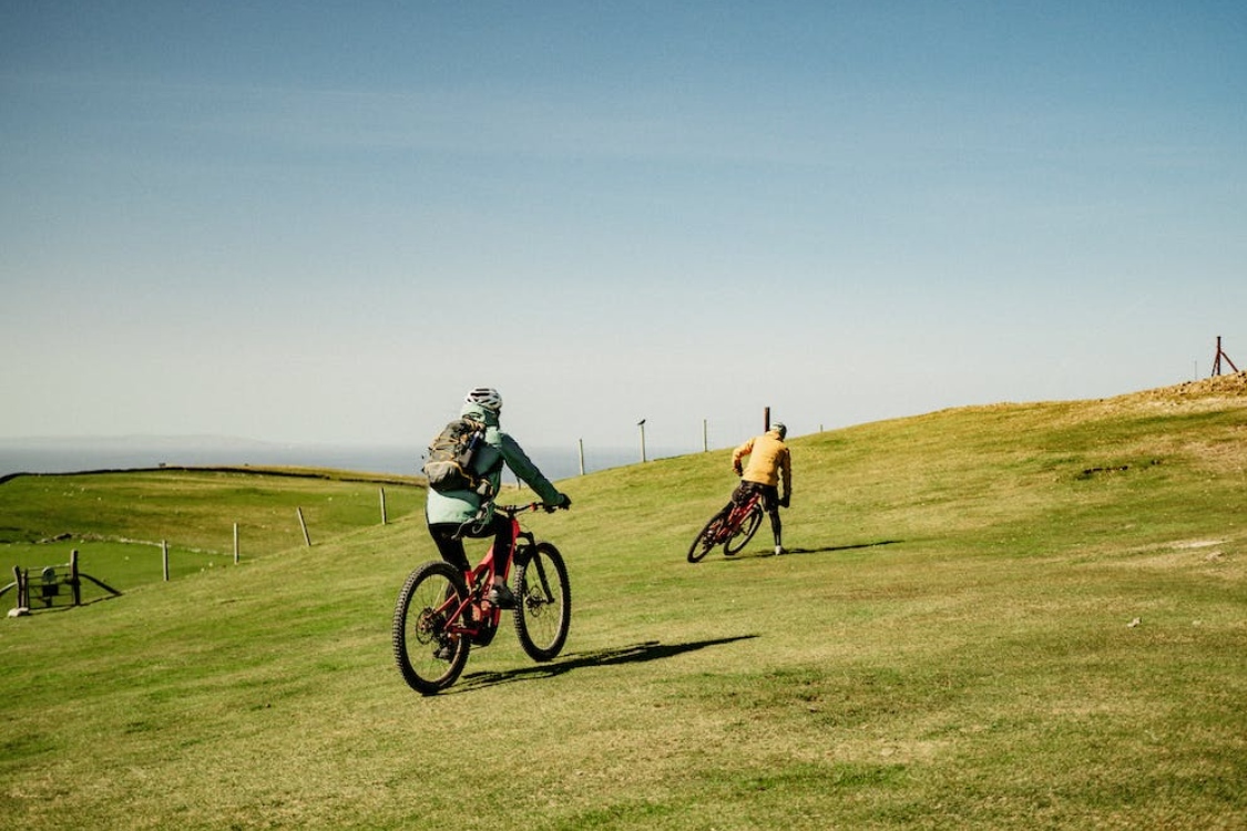 Two people on bicycles doing sustainable tourism in the countryside